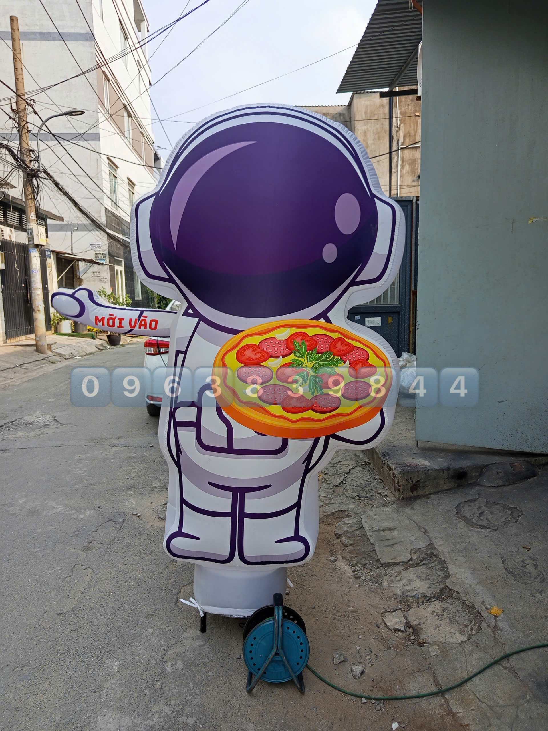 Rối hơi phi hành gia pizza